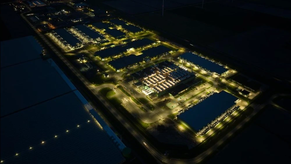 By 2030, global data center capacity will nearly double, and the market will grow by an average of 14% per year, according to a JLL forecast / Photo: Shutterstock.com