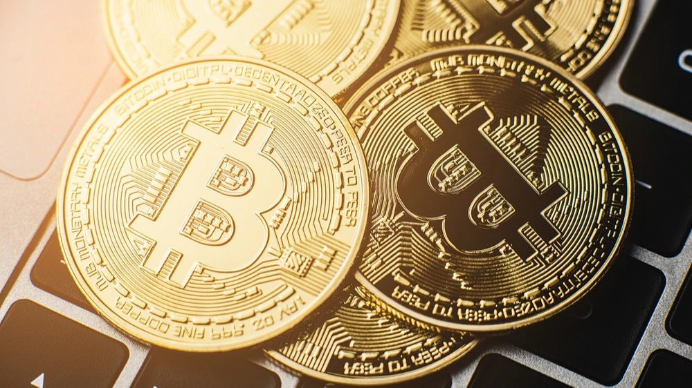 Биткоин поднялся до максимума с января выше $85 000 / Фото: Ticketcraft / Shutterstock