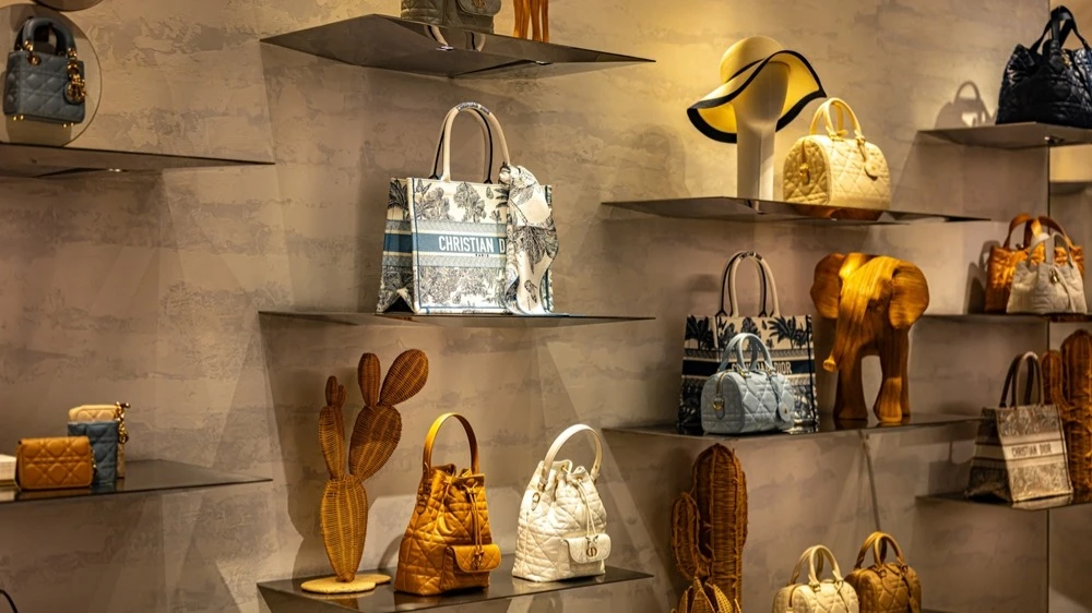 Аналитики RBC понизили рейтинги акций производителей предметов роскоши LVMH и Burberry. Фото: monticello/Shutterstock