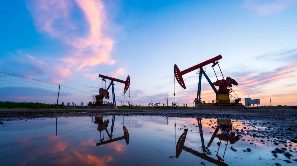 Если проблемы с поставками нефти продолжатся, то цена на нефть марки Brent может вырасти выше $150 в 2027 году, считают аналитики BofA / Фото: Shutterstock.com / zhengzaishuru