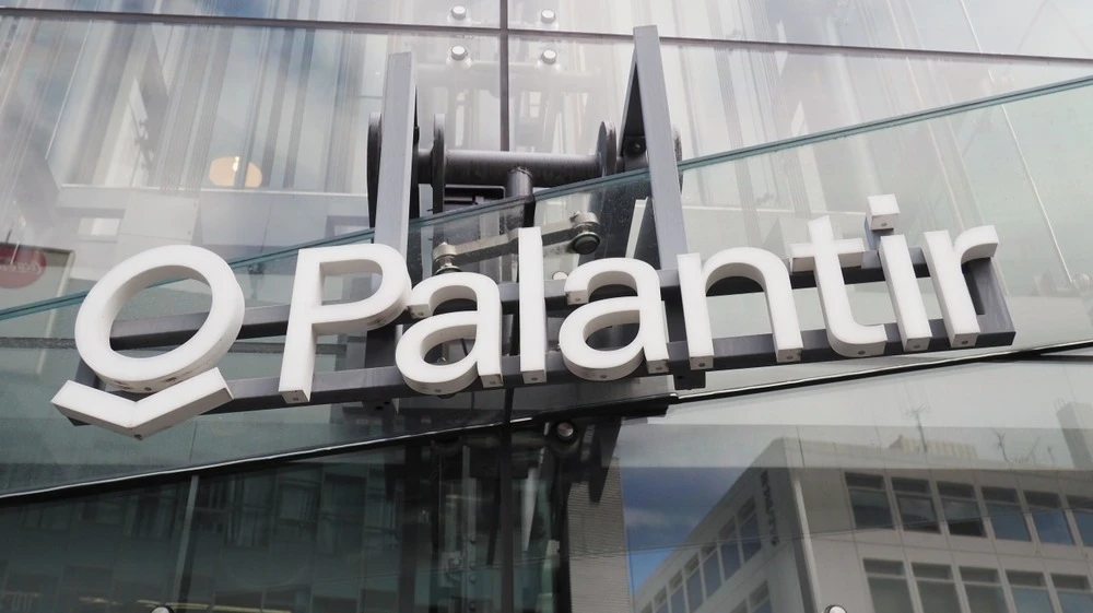 Акции компании Palantir, разработчика решений для анализа больших данных и применения ИИ, 23 сентября выросли на 3,7%. Фото: Ned Snowman/Shutterstock