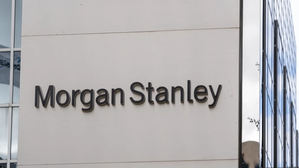 В Morgan Stanley предлагают сохранять позиции в чипмейкерах, но вместе с этим добавлять в ориентированные на искусственный интеллект портфели акции разработчиков ПО для ИИ и конечных пользователей нейросетей. Фото: JHVEPhoto/Shutterstock