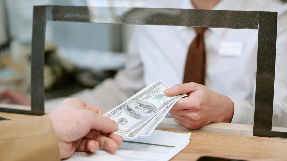 Казахстанские банки смогут платить по долларовым вкладам до 2,5% годовых. / Фото: Shutterstock.com