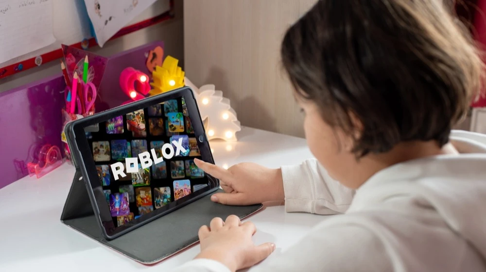 Акции Roblox в моменте снижались 28 сентября более чем на 8% / Фото: Shutterstock.com / Yalcin Sonat