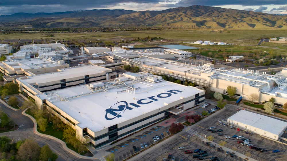 Уолл-стрит прогнозирует, что в отчете за третий квартал Micron сообщит о росте прибыли на акцию более чем в 10 раз / Фото: Glen Hush / Shutterstock.com