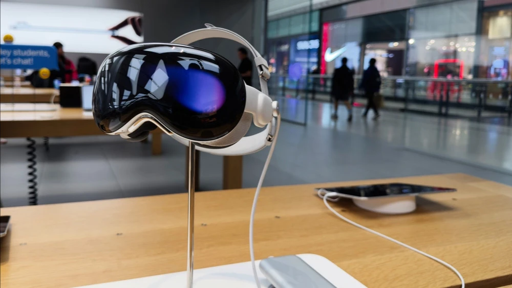 In 2027, Apple will release AirPods with cameras, the companys first smart glasses, and a redesigned iPhone to mark the devices 20th anniversary / Photo: AS photo family / Shutterstock.com