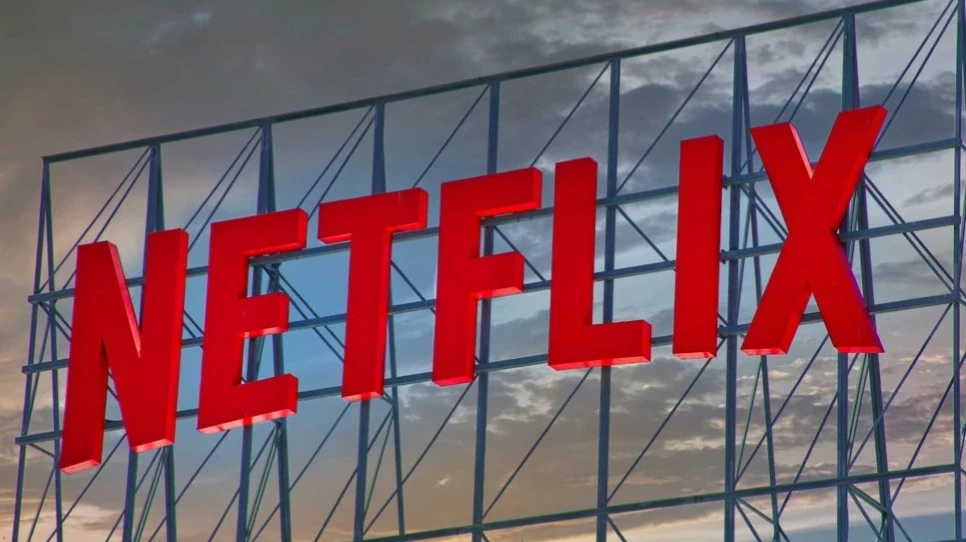 Wall Street analysts note that Netflix faces stiff competition from YouTube and movie theaters / Photo: Shutterstock.com / Elliott Cowand Jr.