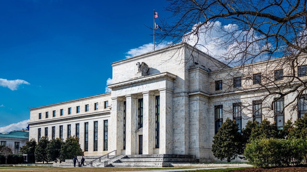 An influential Fed official made it clear that there is no need to rush into raising interest rates / Photo: RozenskiP / Shutterstock.com