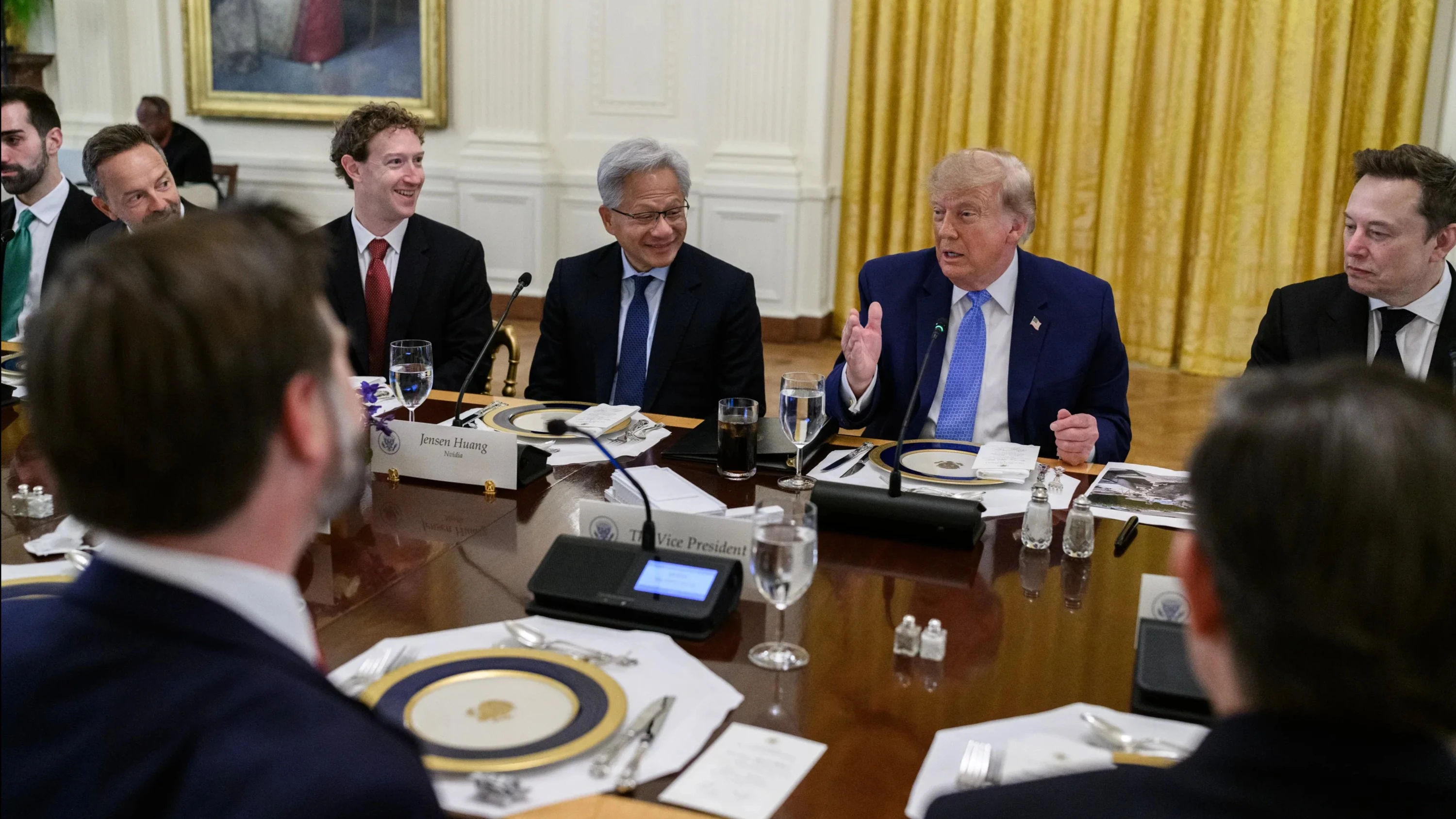 Гендиректор Nvidia Дженсен Хуанг (на фото — слева от Дональда Трампа) был одним их тех, кто за закрытыми дверями упрекал главу Anthropic в разжигании паники вокруг ИИ / Фото: X/White House