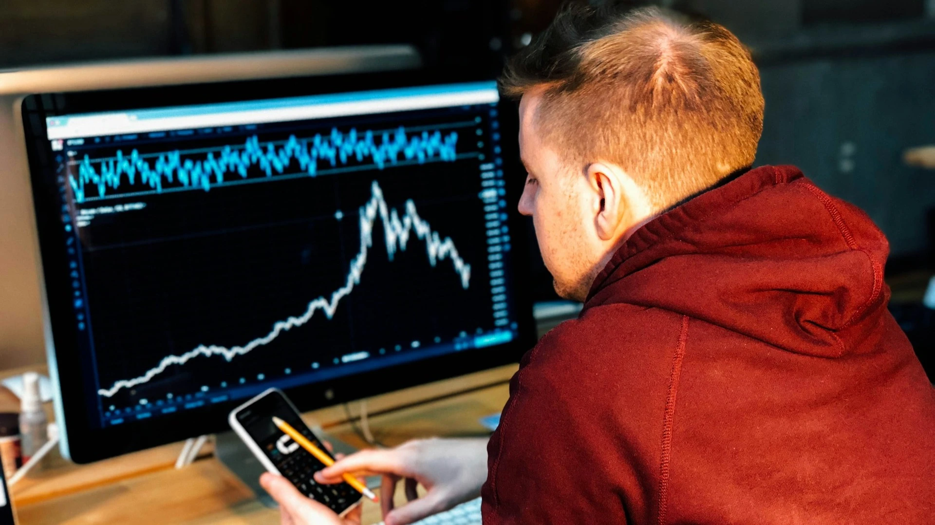 Молодых инвесторов будет скорее удерживать от продажи убыточных активов не только сожаление о финансовой потере, но и страх пожалеть о принятом решении, показывает исследование. / Фото: Unsplash / Chris Liverani