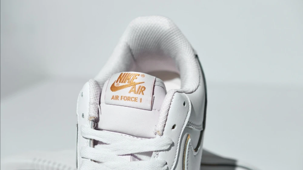 Nikes sales in China plummeted by 26% / Photo: seeshooteatrepeat / Shutterstock.com