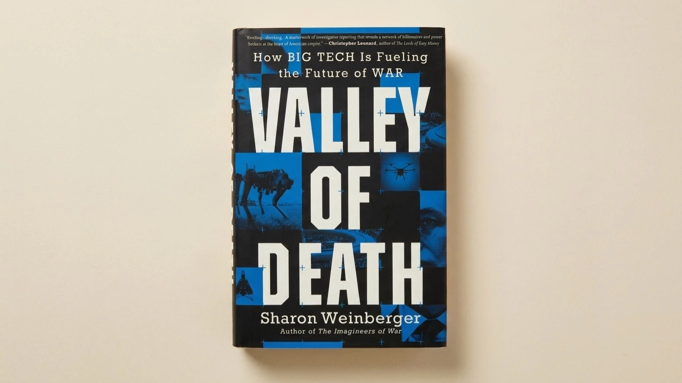 В книге «Valley of Death: как бигтех подпитывает будущее войн» журналистка Шэрон Уайнбергер отвечает на вопрос, почему техногиганты Кремниевой долины начали активно сотрудничать с военно-промышленным комплексом. Иллюстрация создана со помощью ИИ