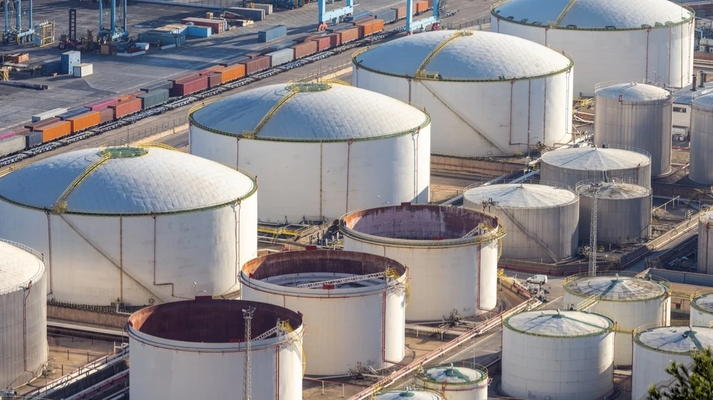 G7 высвободит до 100 млн баррелей нефти и дизеля из резервов / Фото: elxeneize / Shutterstock