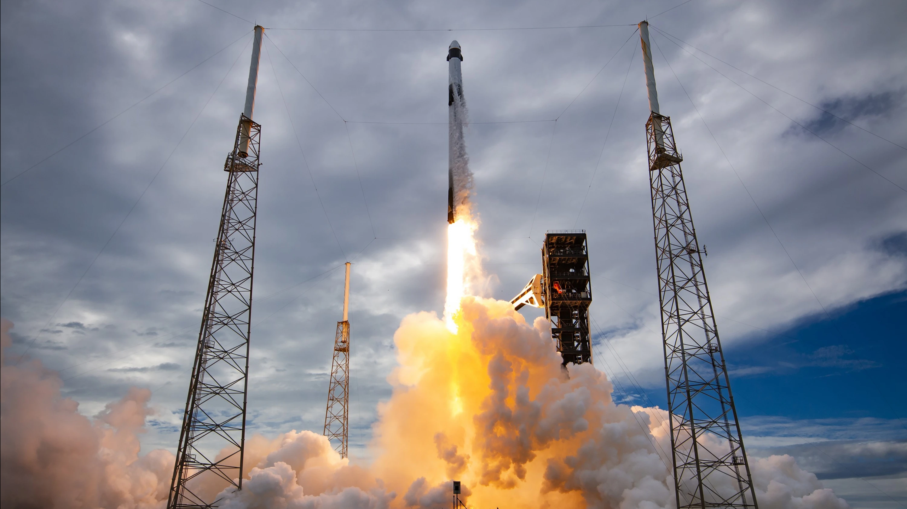 In the space of a week, SpaceX launched its entire arsenal of rockets into space: Starship, Dragon, Falcon 9, and Falcon Heavy / Photo: SpaceX