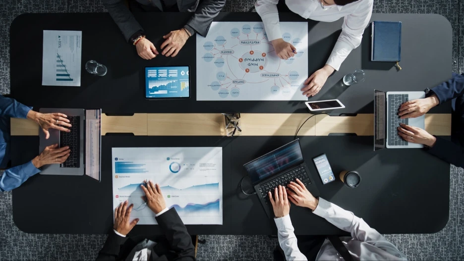 Analysts believe that auditors, consulting specialists, lawyers, and engineers will face lower rates for their services due to competition from AI / Photo: Gorodenkoff / Shutterstock.com