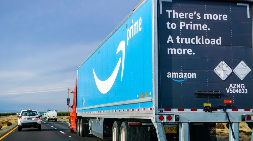 Пока акции Amazon дешевеют, бумаги других участников «Великолепной семерки» бьют рекорды на ажиотаже вокруг ИИ / Фото: Sundry Photography/Shutterstock.com