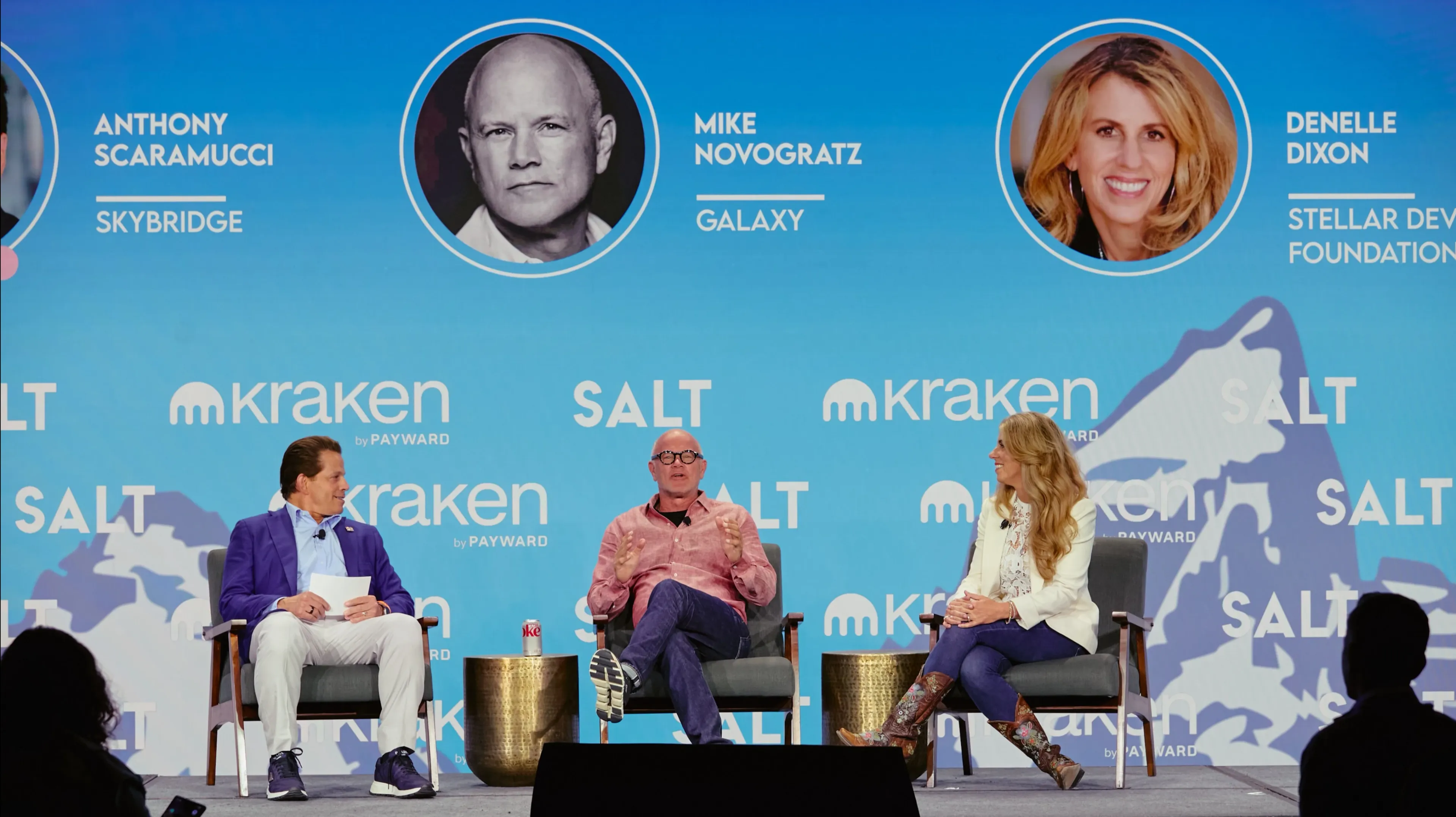 The speculative hype surrounding AI is only gaining momentum, according to crypto billionaire Michael Novogratz (pictured in the center) / Photo: X / Novogratz