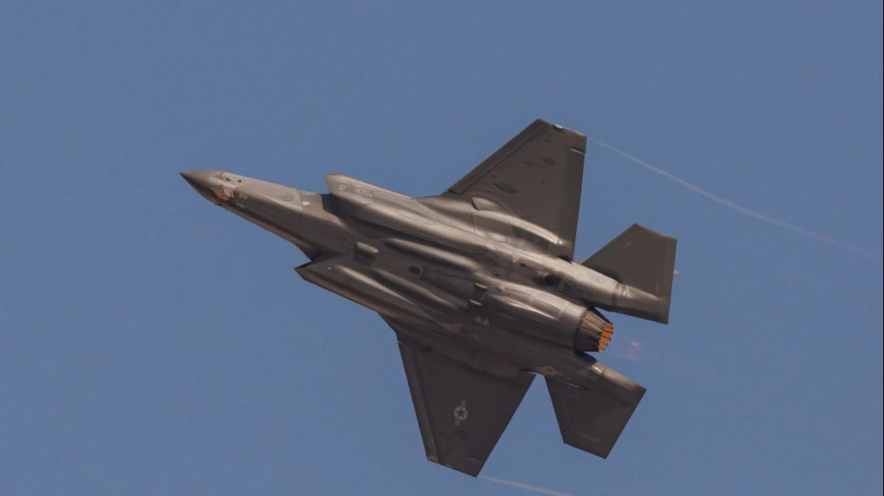 F-35 считается самым совершенным истребителем в мире / Фото: Manoj Kumar Tuteja / Shutterstock.com