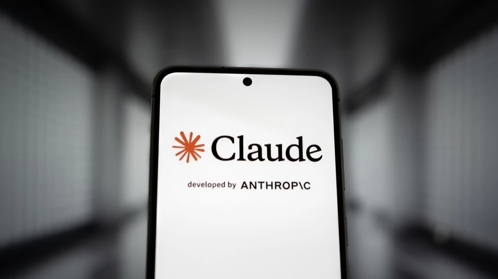 Разработчик Claude Anthropic может выйти на биржу уже в ноябре / Фото: gguy / Shutterstock
