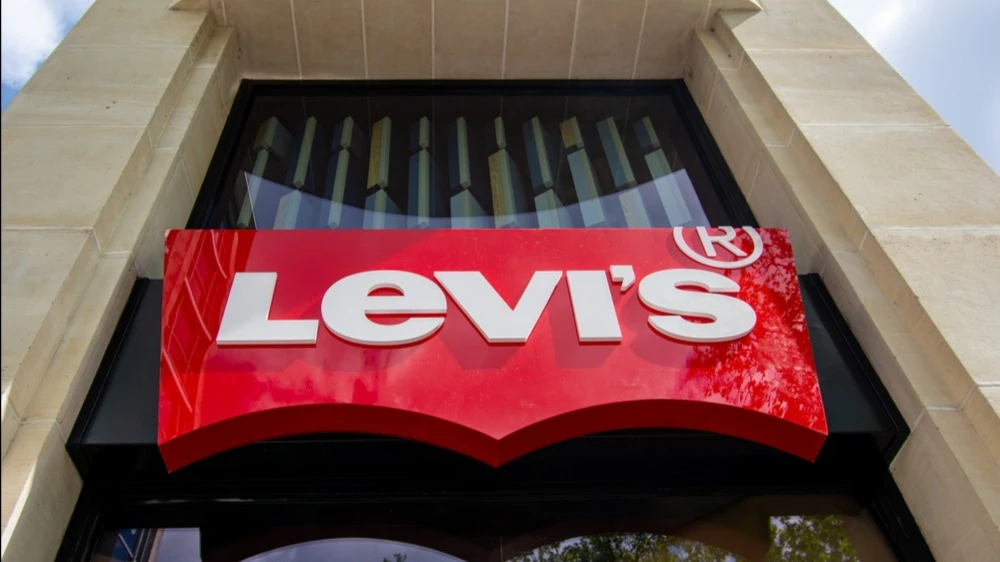 В третьем квартале прямые продажи Levi Strauss не оправдали внутренних ожиданий компании / Фото: HJBC / Shutterstock.com