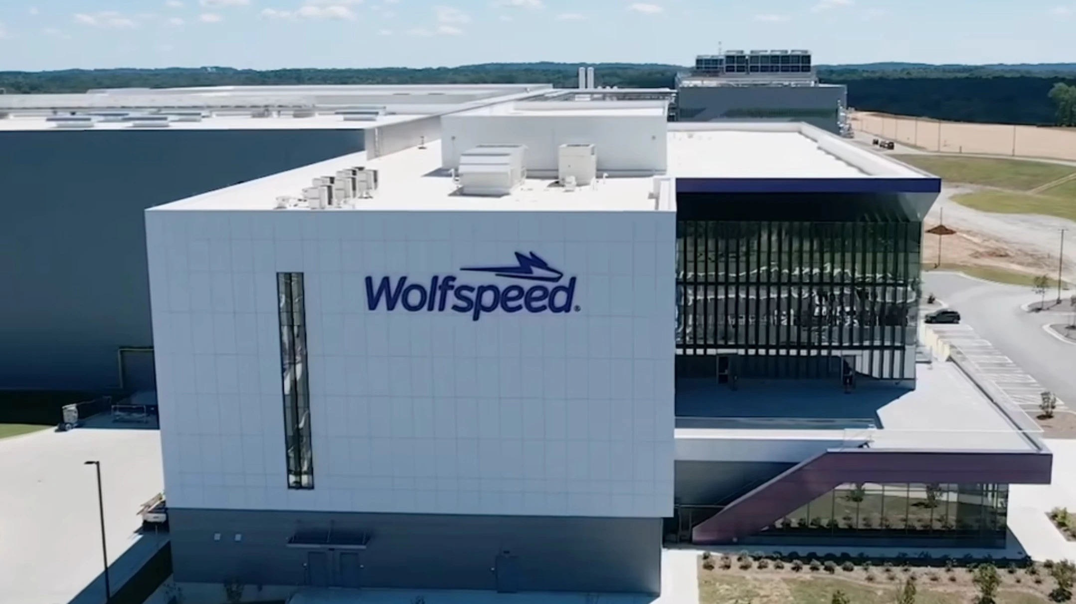 Акции чипмейкера Wolfspeed взлетели после того, как США согласились выдать ей кредит на $1,5 млрд / Фото: LinkedIn / Wolfspeed
