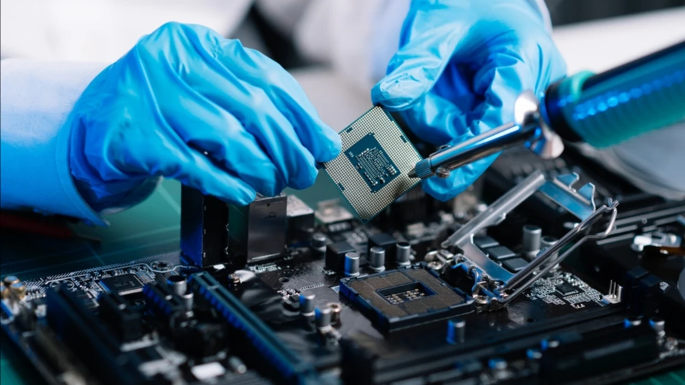 New AI agents require significantly more computing power than the previous generation of AI tools, which in turn is expected to drive demand for AI infrastructure, according to market analysts / Photo: Nuttapong Punna / Shutterstock.com