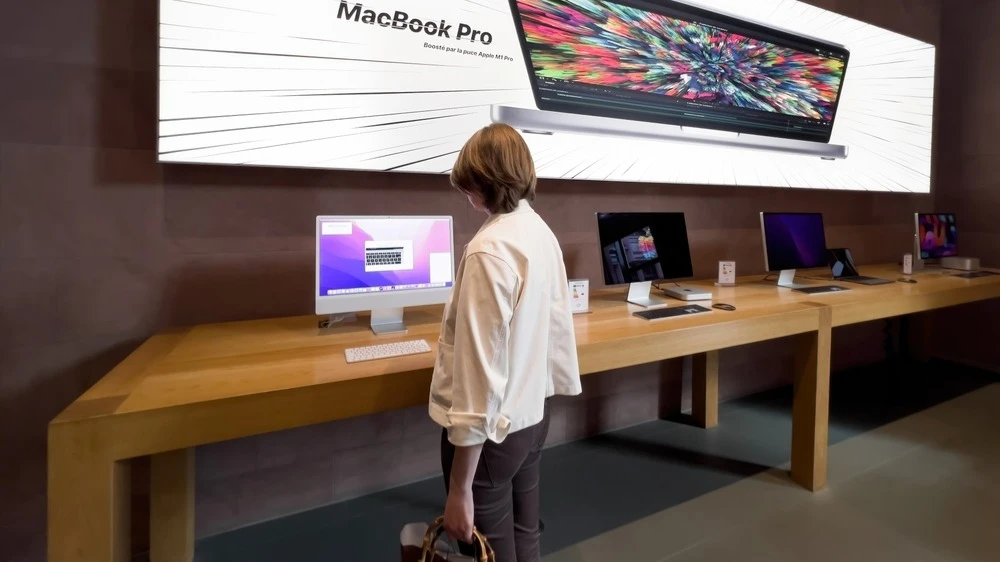 The debut of the touchscreen MacBook Pro could lead to a 50% increase in shipments of OLED displays for laptops as early as 2026 / Photo: Hadrian / Shutterstock.com