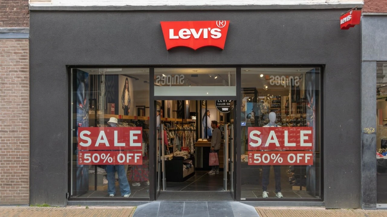 У флагмана американского образа жизни случились неприятности: котировки Levi Strauss и прямые продажи снизились, причина в смене модных трендов. PixelBiss / Shutterstock.com