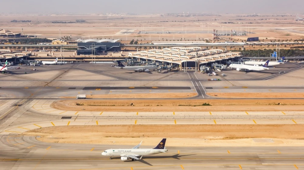 The Saudi Civil Aviation Authority has temporarily suspended operations at the airport to assess the damage / Photo: Markus Mainka / Shutterstock.com