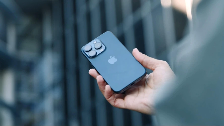 If 10% of AT&amp;T, Verizon, and T-Mobile subscribers switch to SpaceX, Apple could lose about 5 million iPhone sales, or $6 billion in revenue, according to BofA’s estimates / Photo: Gabo_Arts / Shutterstock.com
