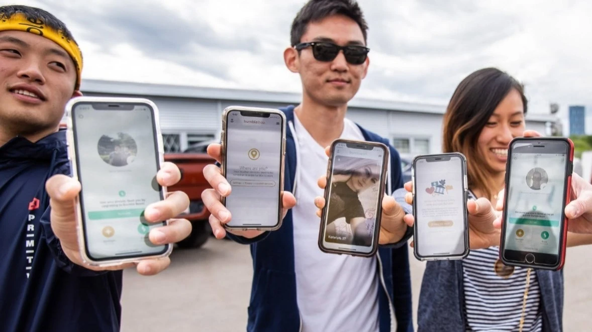 The dating app Bumble is in talks to be acquired and delisted from the stock exchange at a valuation of about $1 billion, the WSJ reported / Photo: Facebook / Bumbleapp
