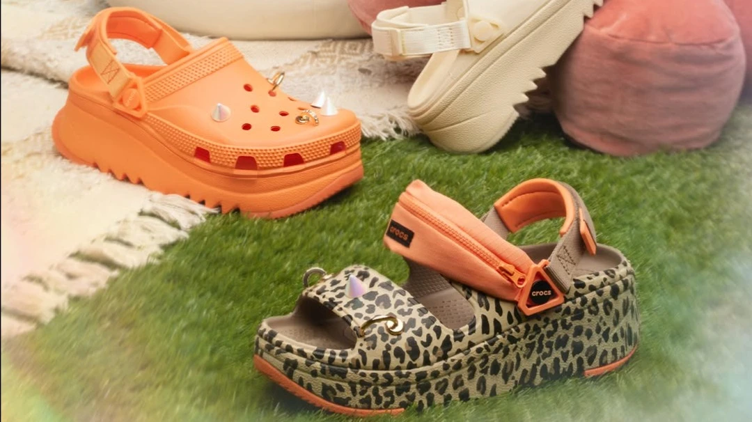 Crocs акциялары жыл басынан бері 37 пайыздан астамға өсті, бірақ Уолл-стрит олардың тағы 17 пайызға өсуі мүмкін деп есептейді / Фото: Facebook / CrocsPL