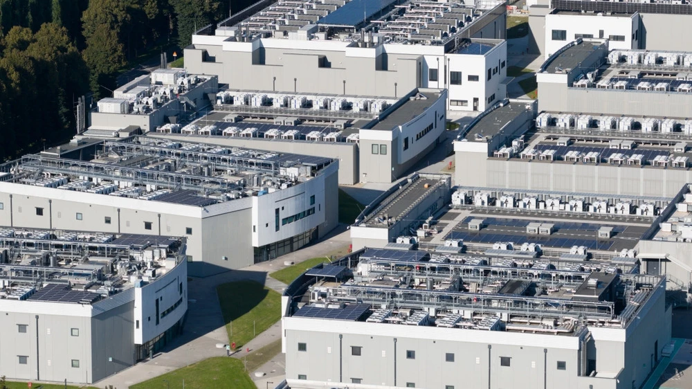 A halt to data center construction in the U.S. will hurt the economy, warned BlackRock CEO Larry Fink / Photo: Make more Aerials / Shutterstock.com