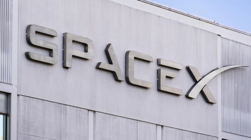 Barclays Predicts an Imminent Merger Between Tesla and SpaceX / Photo: Sundry Photography / Shutterstock