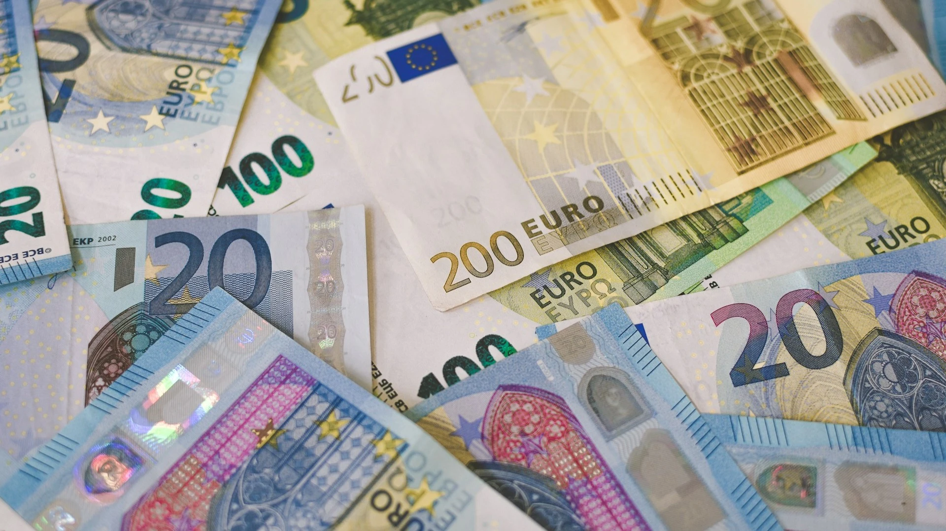 Following Kevin Warshs remarks, the euro strengthened against the dollar / Photo: Unsplash.com / Ibrahim Boran