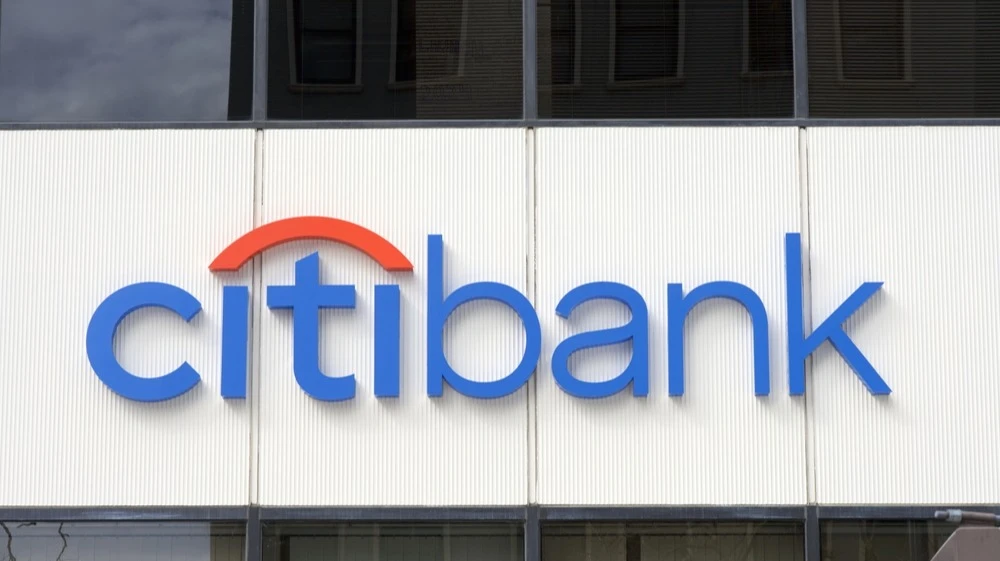 U.S. Banks Are Restricting the Use of AI Agents on Customer Accounts / Photo: Shutterstock.com / Sheila Fitzgerald