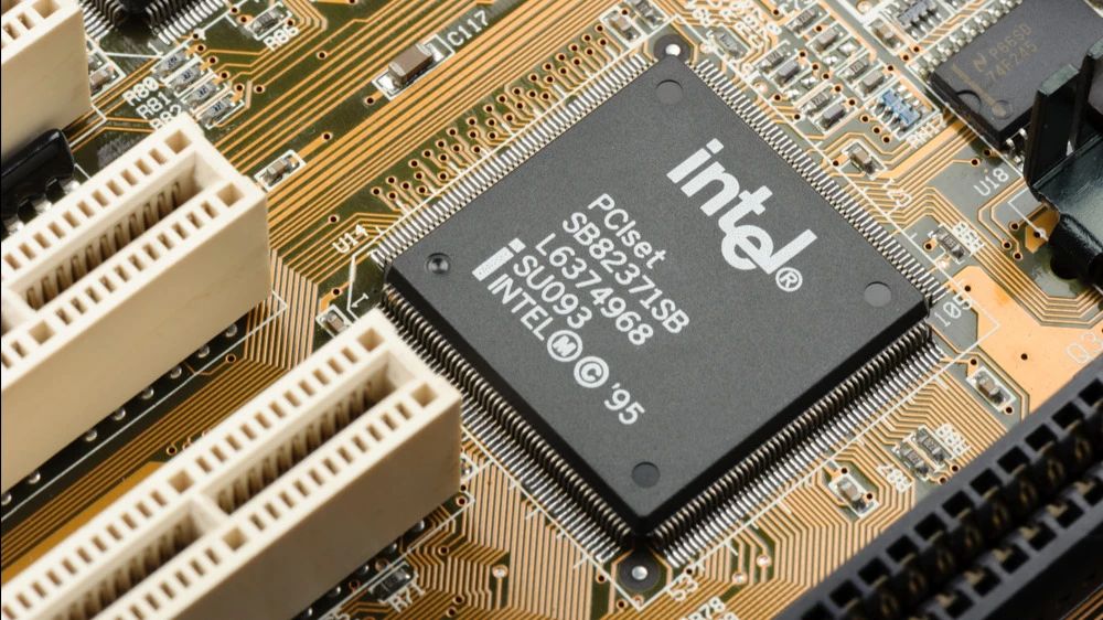 Один из последних аналитиков, негативно оценивавших акции Intel, поменял мнение / Фото: Nor Gal / Shutterstock.com