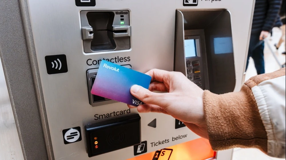 Some Revolut customers complained that they were unable to pay for their purchases due to a glitch / Photo: Jannissimo / Shutterstock.com