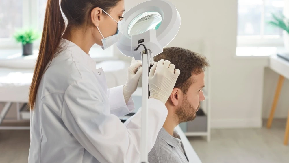 Препарат Veradermics может стать первой одобренной FDA негормональной таблеткой от облысения по мужскому типу, которым страдают около 50 млн мужчин в США / Фото: Studio Romantic / Shutterstock