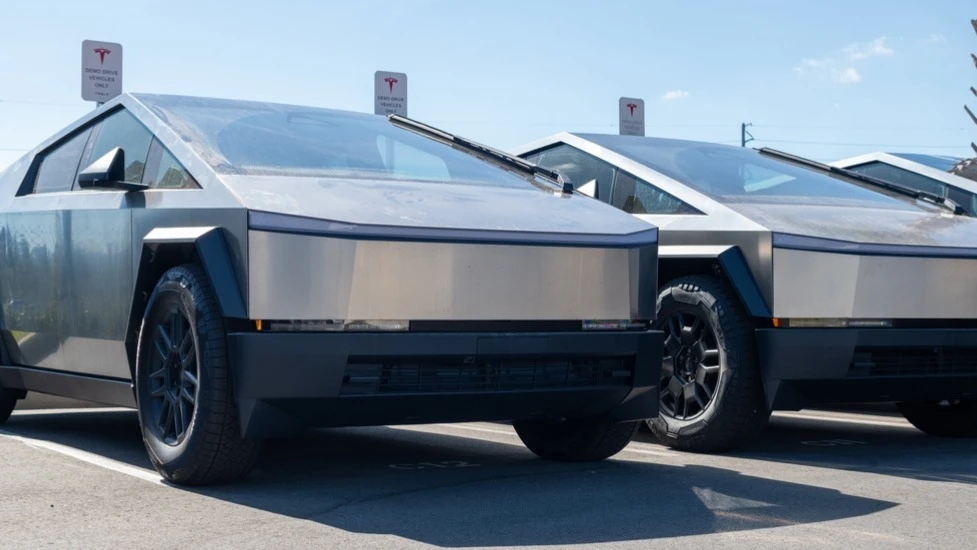 Ark notes that robotaxis can remain profitable even with lower fares / Photo: Dolores M. Harvey / Shutterstock.com