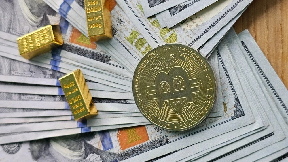 In its long-term forecast, JPMorgan states that Bitcoins returns could outperform those of U.S. stocks, bonds, and gold / Photo: Shutterstock.com / NMK-Studio