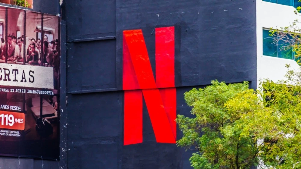 Netflix дал прогноз хуже ожиданий и урезал план по рекламе. Акции упали почти на 6% / Фото: Alex Borderline/Shutterstock.com