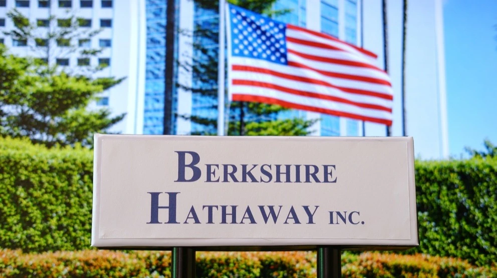 Berkshire shares hit a new high as the company overcomes the fallout from Buffetts departure / Photo: Poetra.RH / Shutterstock