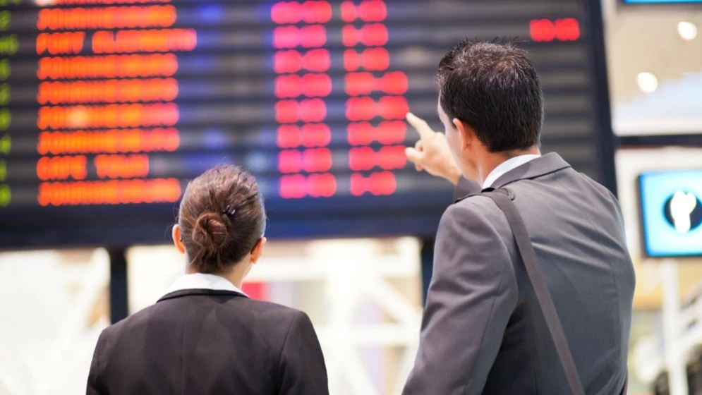 U.S. futures are falling in response to mixed earnings reports from major tech companies / Photo: michaeljung / Shutterstock