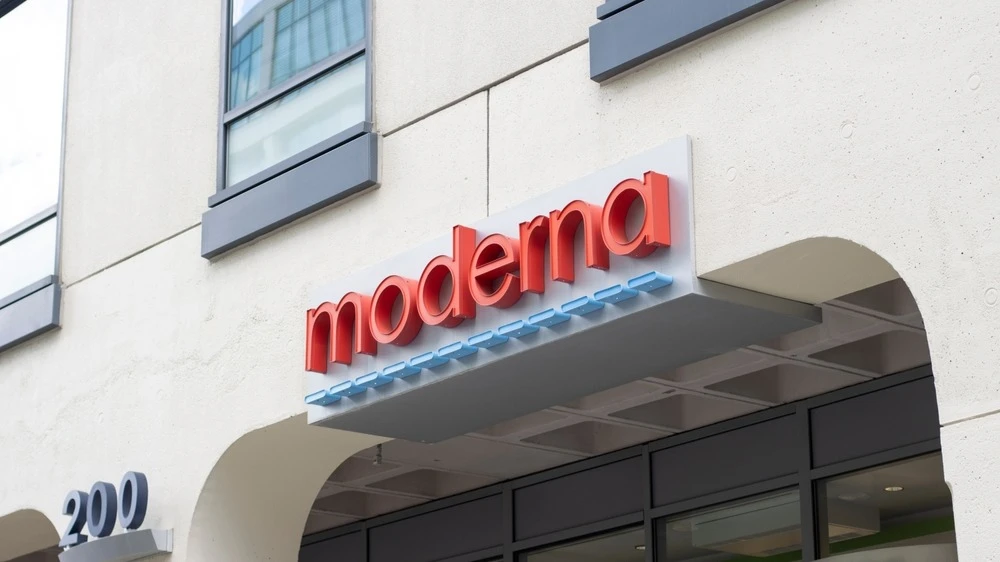 Shares of pharmaceutical company Moderna plummeted after the results of a cancer vaccine trial were leaked / Photo: Tada Images / Shutterstock.com