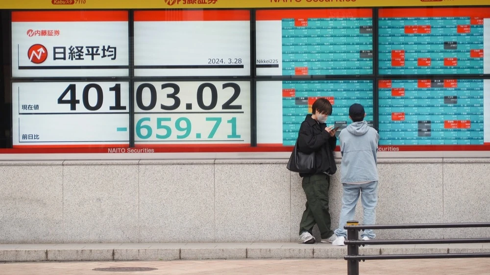 Asian stocks took another hit amid concerns about the justification for spending by U.S. tech giants / Photo: Ned Snowman/Shutterstock.com