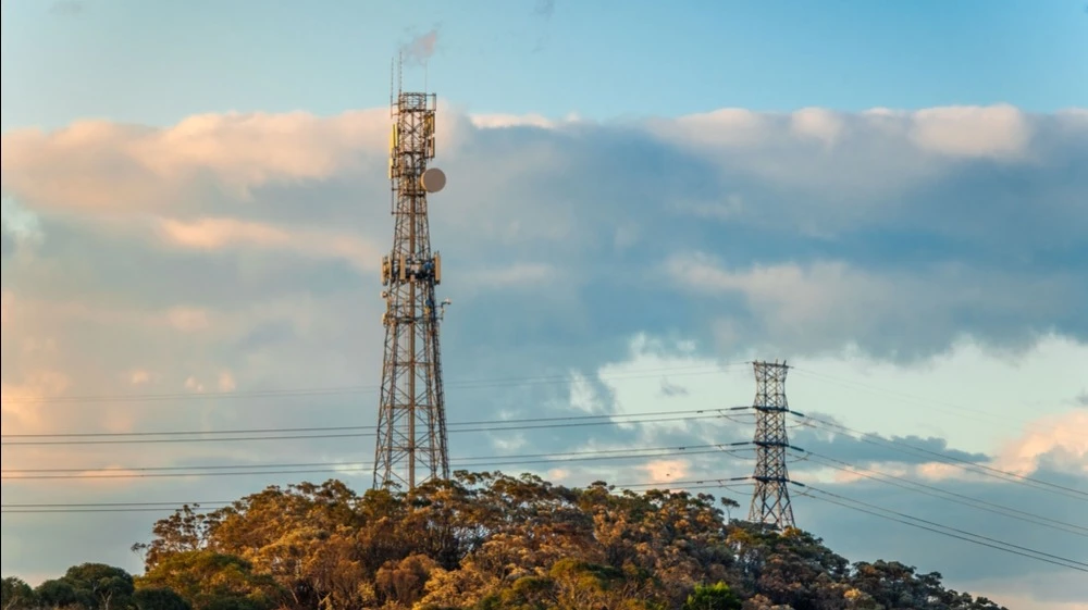 Committing to tens of thousands of towers “could be a point of no return” for SpaceX on its path to becoming an independent telecommunications operator, says a Bernstein analyst / Photo: Shutterstock.com