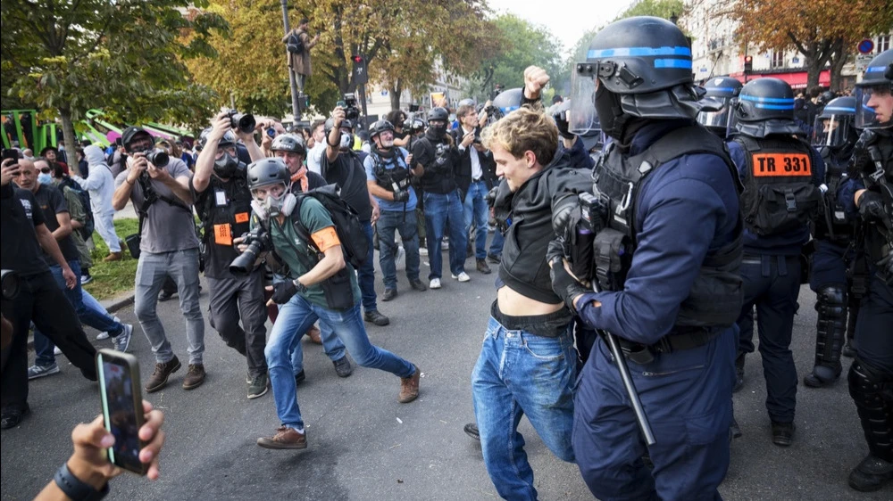 The spread between the yields on 10-year French and German government bonds reached 178 basis points amid protests / Photo: pmvfoto / Shutterstock.com