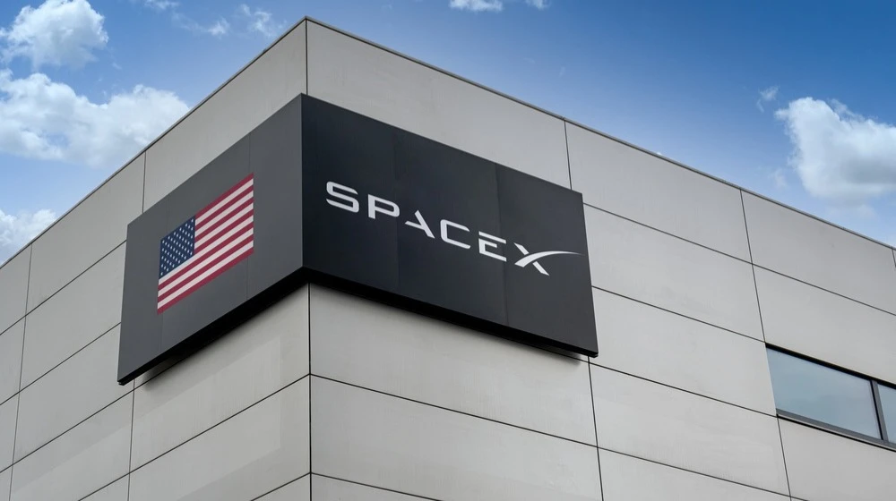 Elon Musk said that SpaceX has secured $40 billion in debt financing to purchase Nvidia AI chips / Photo: gguy / Shutterstock.com