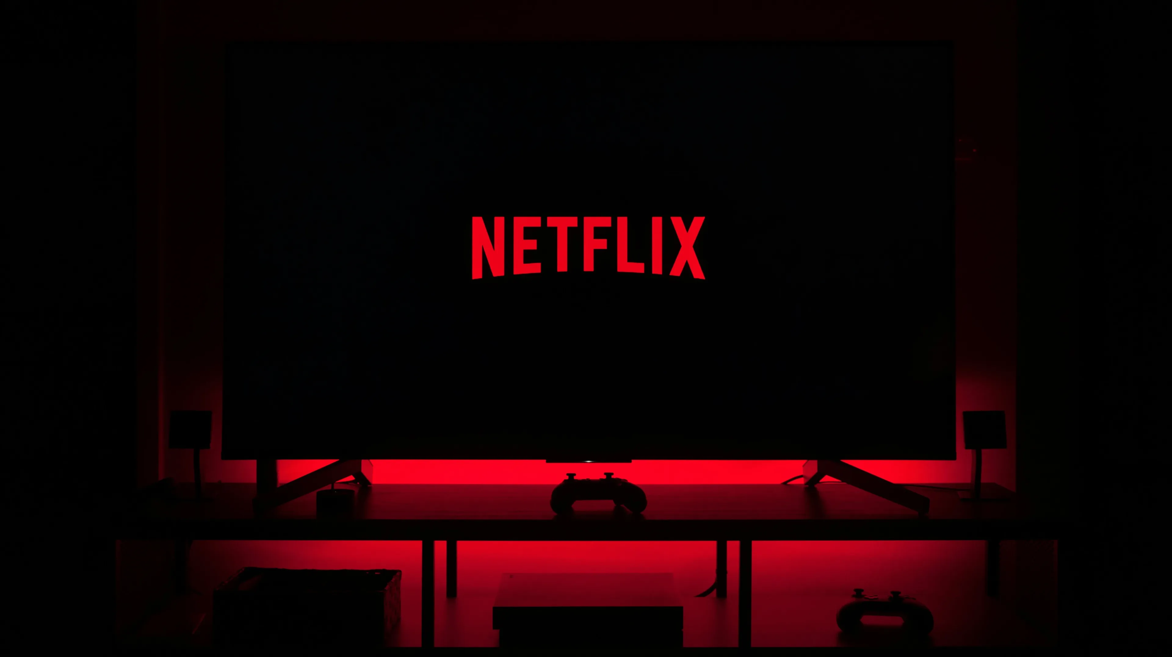 Netflix изменил экономическую модель телевидения, подсадив аудиторию на просмотр сериалов залпом. Но в итоге эта стратегия подвела стриминговый сервис. Фото: Thibault Penin / Unsplash